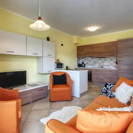 Yellow View By Halldis Apartman Gera Lario