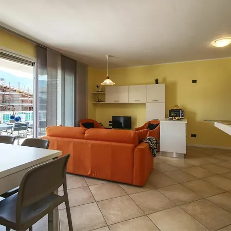 Yellow View By Halldis Apartman Gera Lario