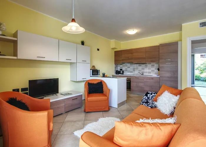 Yellow View By Halldis Lägenhet Gera Lario